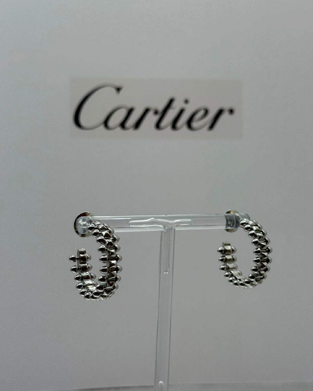 Arete Cartier dorado con picos plata