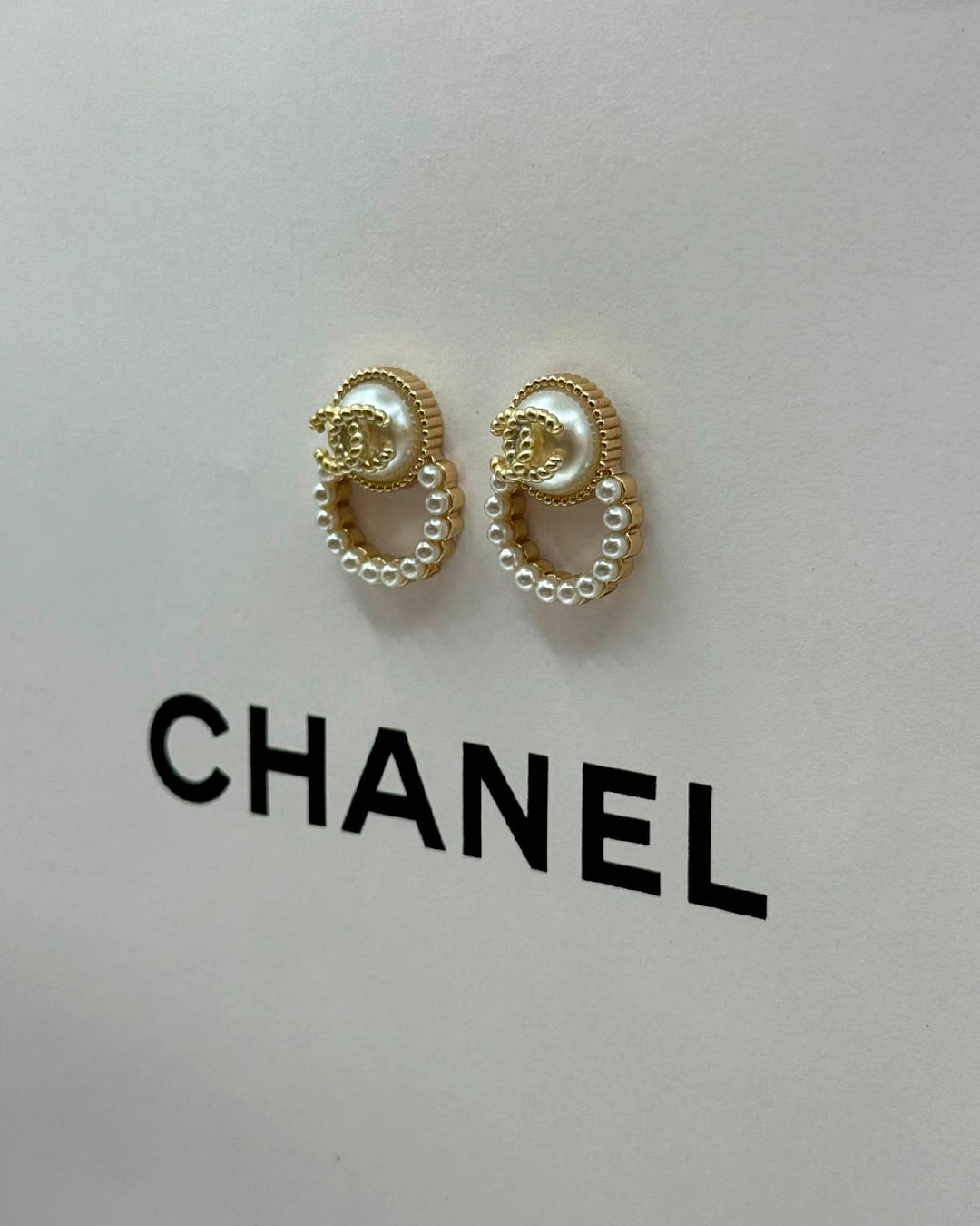 Arete Chanel circular dorado con perlas