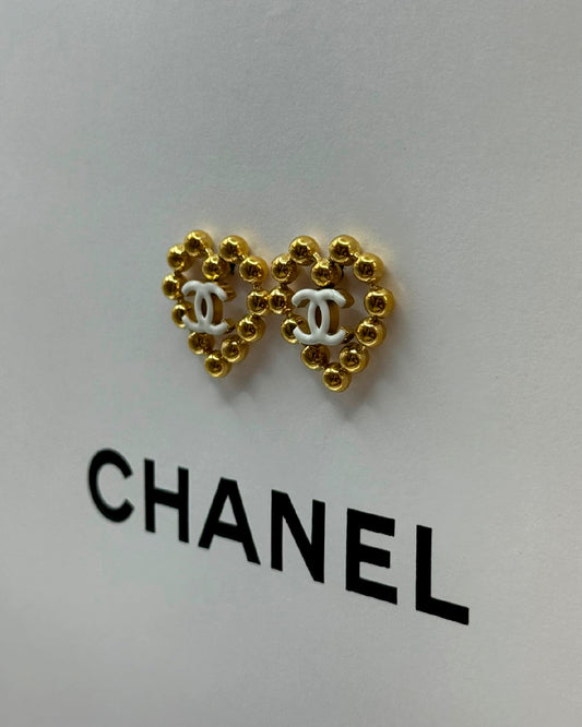 Arete Chanel de corazón dorado con blanco