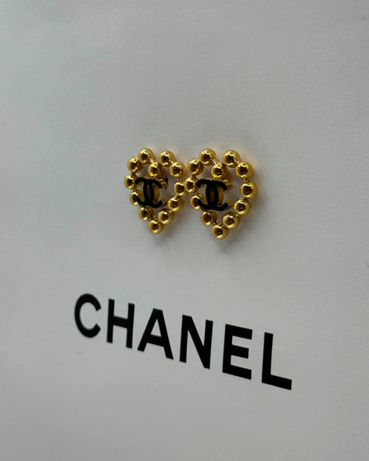 Arete Chanel de corazón dorado con negro