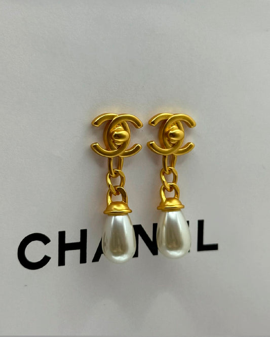 Arete Chanel dorado con perla