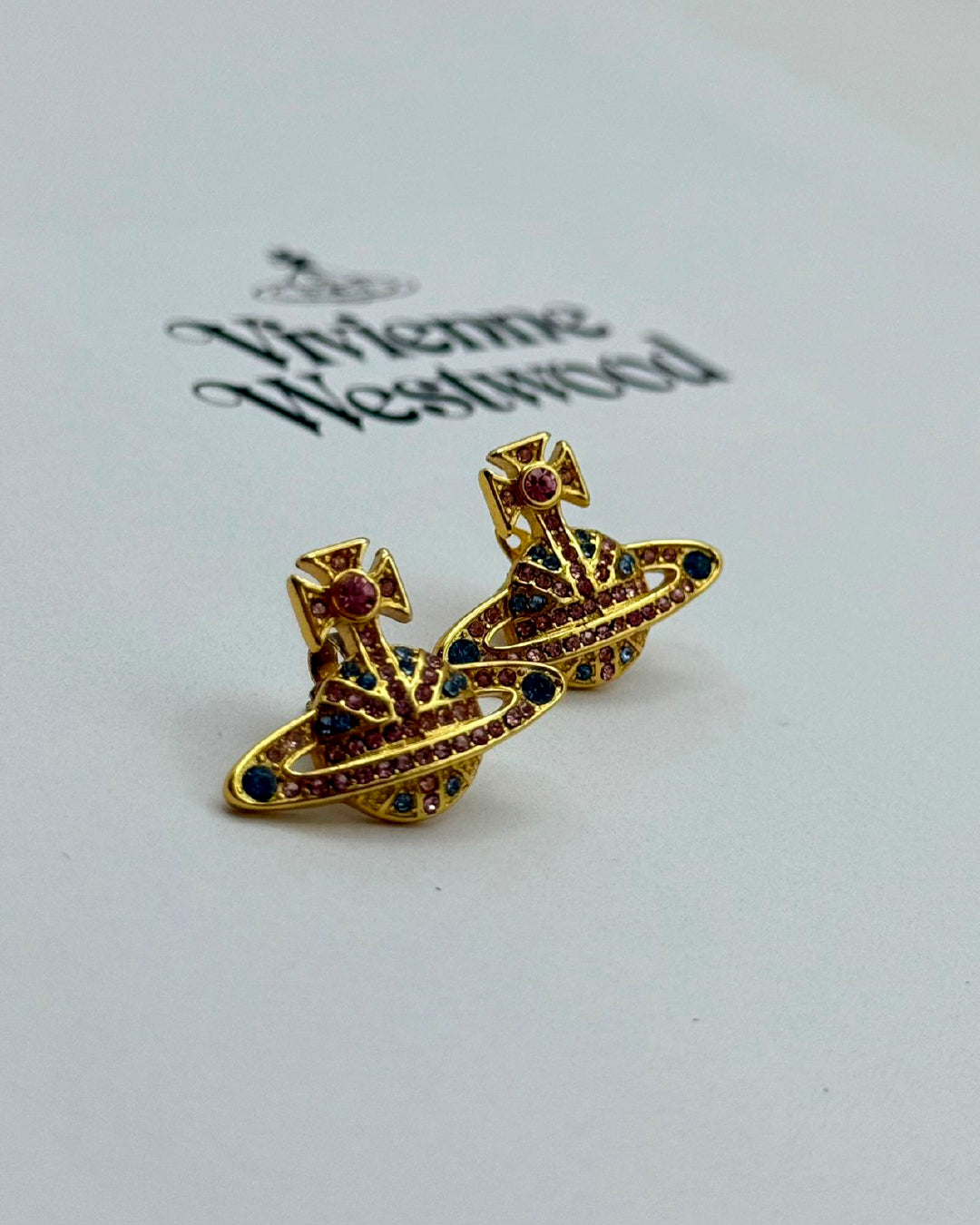 Arete Vivianne Westwood piedraas de colores dorado