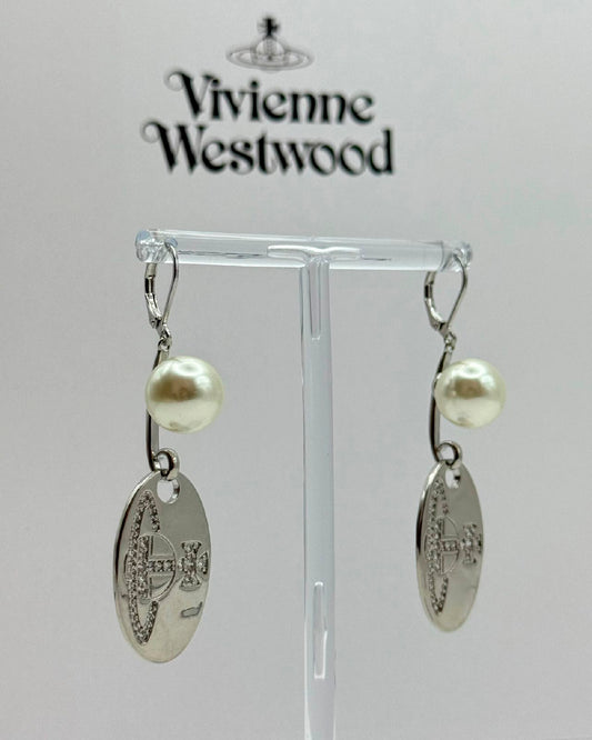 Arete Vivianne Westwood plata con perla y una placa