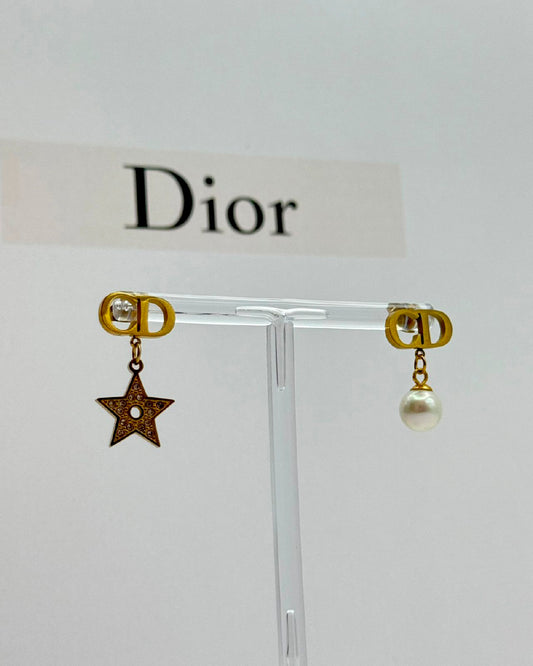 Arete Dior una perla y una estrella dorado