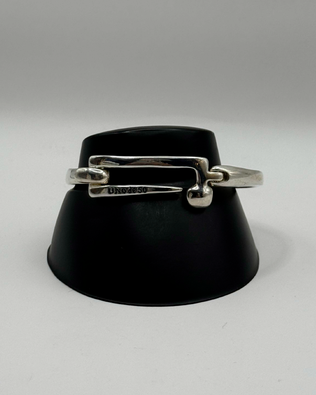 Brazalete uno de 50 acero bañado en plata "Uno de 50"