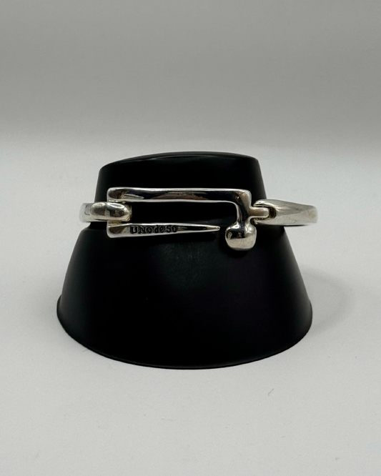 Brazalete uno de 50 acero bañado en plata "Uno de 50"